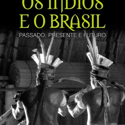 Capa do livro Os Índios e o Brasil com título em amarelo e imagem em preto e branco de dois índios tradicionais
