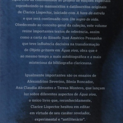 Parte traseira de livro azul escuro com texto branco sobre manuscritos de Clarice Lispector e ensaios