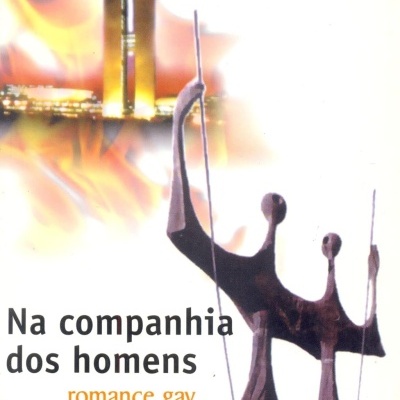 Capa de livro Na companhia dos homens de Alexandre Ribondi com esculturas e prédio iluminado