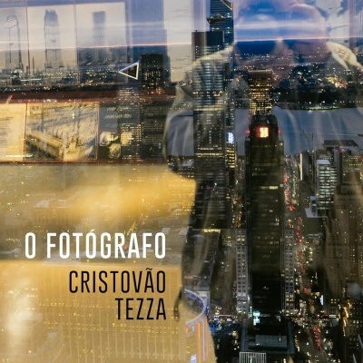 Capa de livro com título O FOTÓGRAFO de CRISTOVÃO TEZZA com fundo urbano noturno e reflexo de fotógrafo