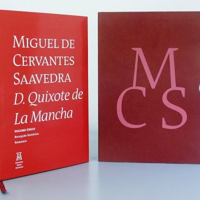 Livro D. Quixote de La Mancha com capa vermelha e caixa escura com letras MCS