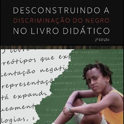 Capa do livro com título, autor e imagem de uma criança sentada com roupa colorida