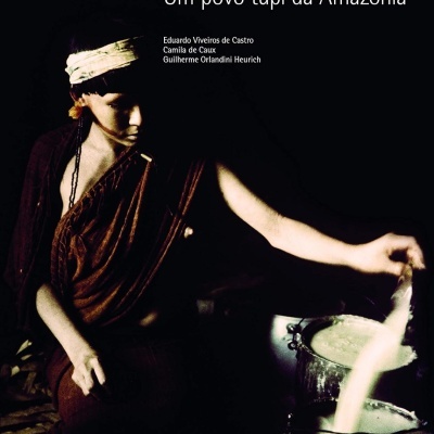 Capa de livro com título e imagem de figura indígena à direita manipulando líquido em recipiente