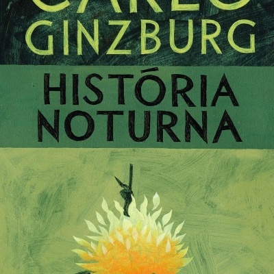 Capa de livro verde com texto CARLO GINZBURG HISTÓRIA NOTURNA e ilustração de fogueira amarela e laranja.