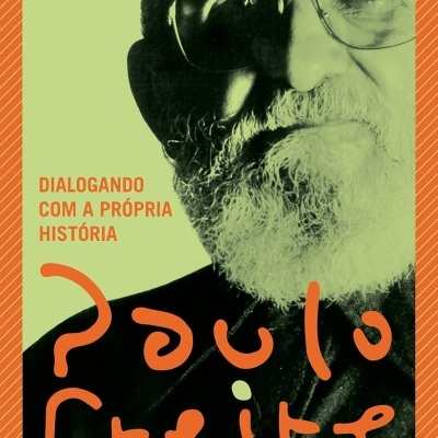 Capa de livro com fotografia de homem idoso, textos em preto e laranja sobre fundo verde e borda laranja
