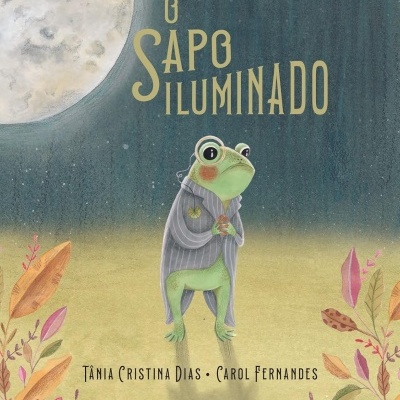 Capa de livro com ilustração de um sapo vestido de casaco sob a lua, com texto O SAPO ILUMINADO e nomes de autores