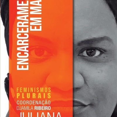 Capa de livro com fundo laranja e rosto feminino em preto e branco, texto em destaque.