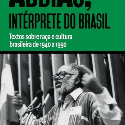 Capa de livro com título ABDÍAS, INTÉRPRETE DO BRASIL, texto sobre raça e cultura, e foto em preto e branco de homem a falar ao microfone.