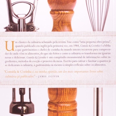 Utensílios de cozinha metálicos e de madeira com texto em português e código de barras.