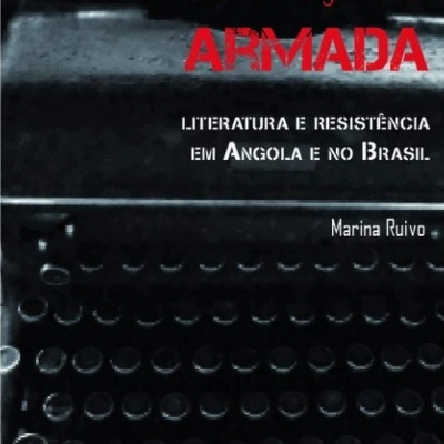 Capa de livro com máquina de escrever antiga e texto em vermelho e branco
