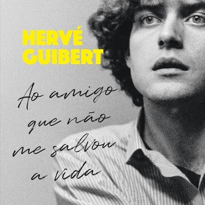 Capa de álbum em preto e branco com texto HERVÉ GUIBERT e Ao amigo que não me salvou a vida