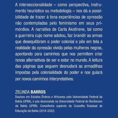 Parte traseira de livro azul e amarelo com título FEMINISMOS PLURAIS e texto explicativo