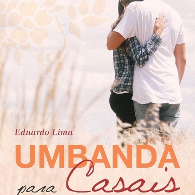 Capa de livro com casal abraçado em campo e texto do título e autor