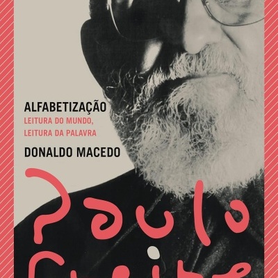 Capa de livro com retrato preto e branco de homem idoso e texto em português
