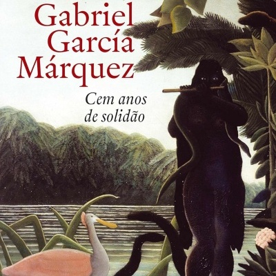 Capa do livro Cem anos de solidão de Gabriel García Márquez, com figura tocando flauta e pássaro rosa