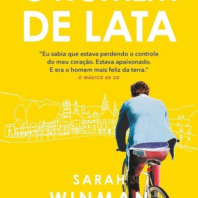 Capa do livro O HOMEM DE LATA com homem de bicicleta e fundo amarelo
