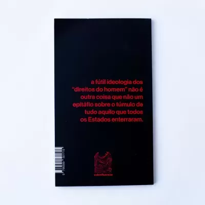 Capa traseira preta de livro com texto vermelho e código de barras