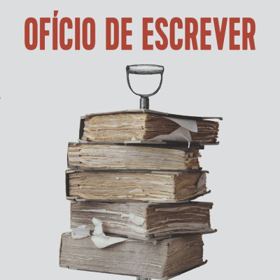 Capa de livro Ofício de Escrever com livros antigos empilhados espetados por uma caneta tinteiro