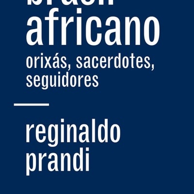 Capa de livro azul escuro com texto branco Brasil Africano e nome do autor Reginaldo Prandi