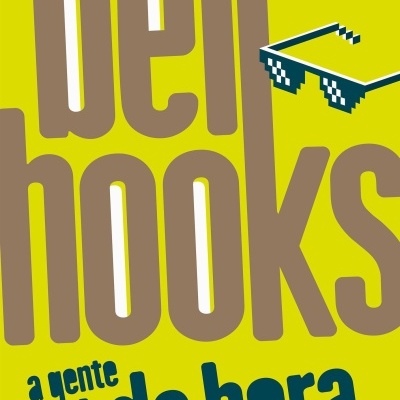 Texto amarelo e castanho com óculos pixelados e frases em azul e branco.