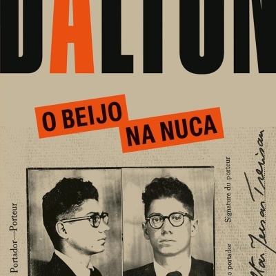 Cartaz do filme Dalton O Beijo Na Nuca com fotografia policia de homem de óculos