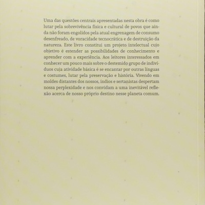 Contracapa de livro com texto em português e código de barras