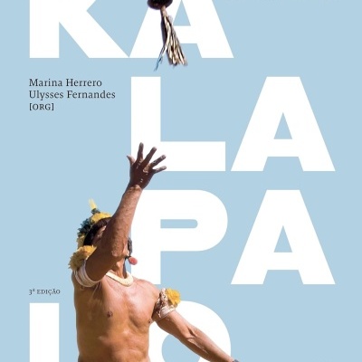 Capa de livro com título Kalapalo e imagem de homem indígena com adereços coloridos