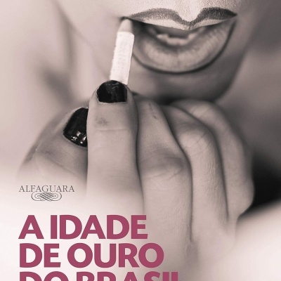 Capa do livro A Idade de Ouro do Brasil com texto e imagem de pessoa a aplicar batom.