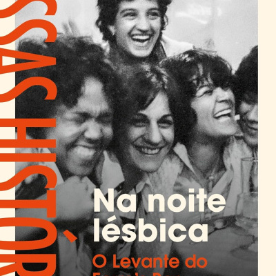 Capa de livro com foto a preto e branco de cinco mulheres sorridentes e texto em português.