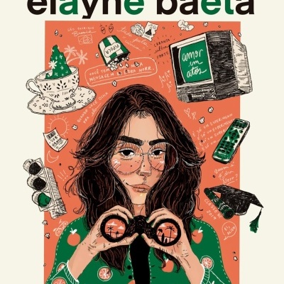 Mulher com binóculos, elementos ilustrados e texto promocional em português.