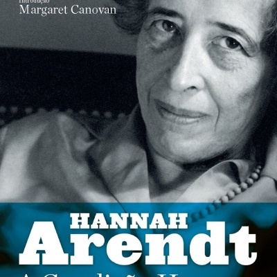 Capa de livro A Condição Humana de Hannah Arendt com fotografia a preto e branco da autora.