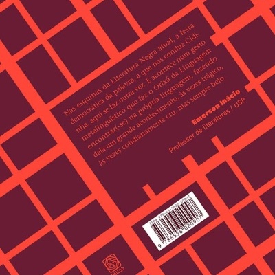 Parte traseira de um livro com texto, padrão de grelha vermelho e bordô, código de barras e logótipo.