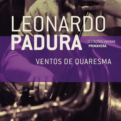 Capa de álbum musical com texto e músico a tocar contra-baixo em tons sépia e roxo