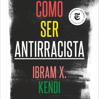 Capa do livro Como Ser Antirracista com texto colorido e selos de destaque