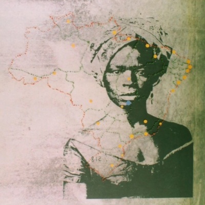 Capa de livro com ilustração de mulher e mapa pontilhado em fundo cinzento