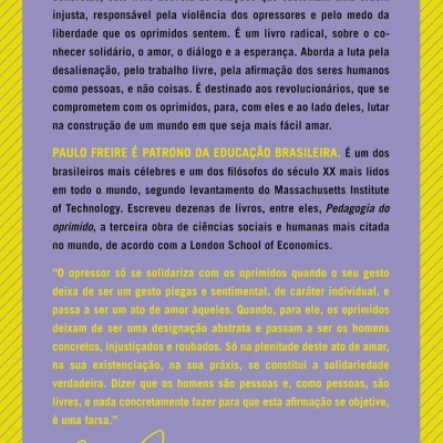 Contracapa lilás com texto em português sobre Paulo Freire e assinatura com código de barras.
