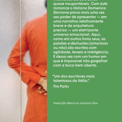 Parte traseira do livro com texto em português, capa verde e metade de uma pessoa com casaco vermelho desfocada