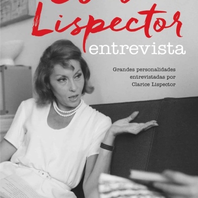 Mulher sentada com vestido branco e colar de pérolas em sofá com texto da entrevista de Clarice Lispector.