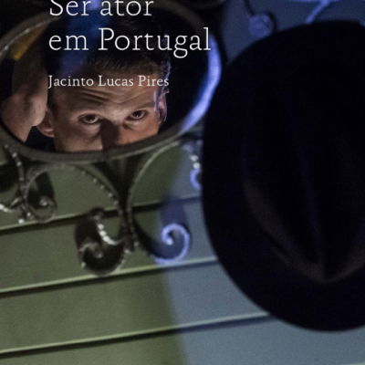 Capa de livro com rosto de homem refletido num espelho e texto em branco sobre fundo escuro
