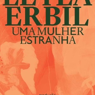 Capa de livro laranja com título LEYLÂ ERBIL UMA MULHER ESTRANHA em verde