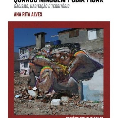 Capa de livro com texto e graffiti de figura humana em parede urbana degradada