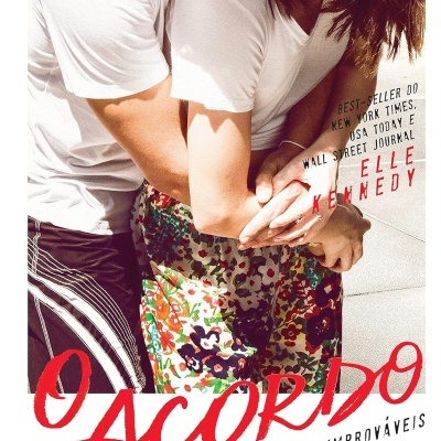 Capa de livro com casal a abraçar-se e texto O ACORDO AMORES IMPROVÁVEIS