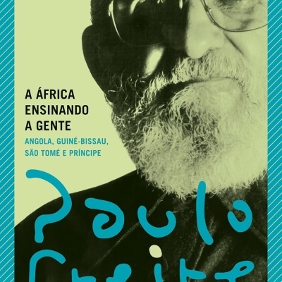 Capa de livro com fotografia sépia de homem idoso de barba e óculos e texto azul e preto