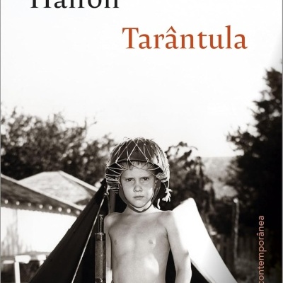 Capa do livro Tarântula de Eduardo Halfon com foto a preto e branco de um rapaz com capacete e tenda ao fundo