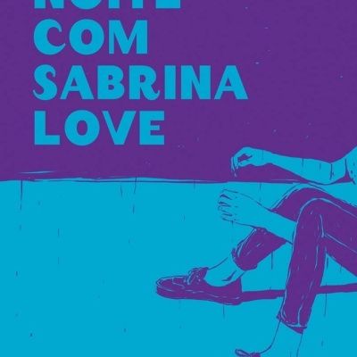 Capa de livro com texto e ilustração de pernas e braços em azul sobre fundo roxo e azul