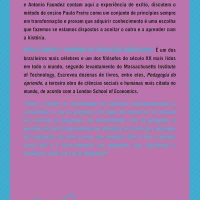 Contracapa de livro lilás com texto em português e código de barras