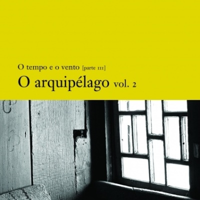 Capa de livro O arquipélago vol. 2 de Erico Verissimo com fundo amarelo e fotografia a preto e branco de janela antiga
