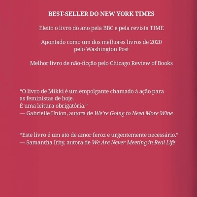 Contracapa de livro rosa com texto em português e código de barras na parte inferior