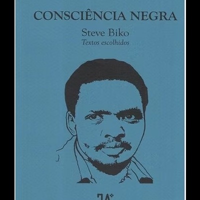 Capa do livro CONSCIÊNCIA NEGRA de Steve Biko com desenho de rosto masculino sobre fundo azul