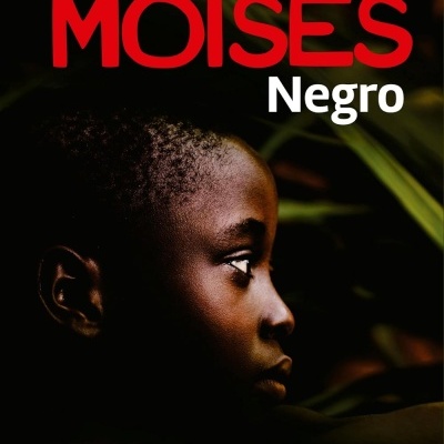 Capa de livro com foto do perfil de uma criança negra e texto do título MOISÉS Negro